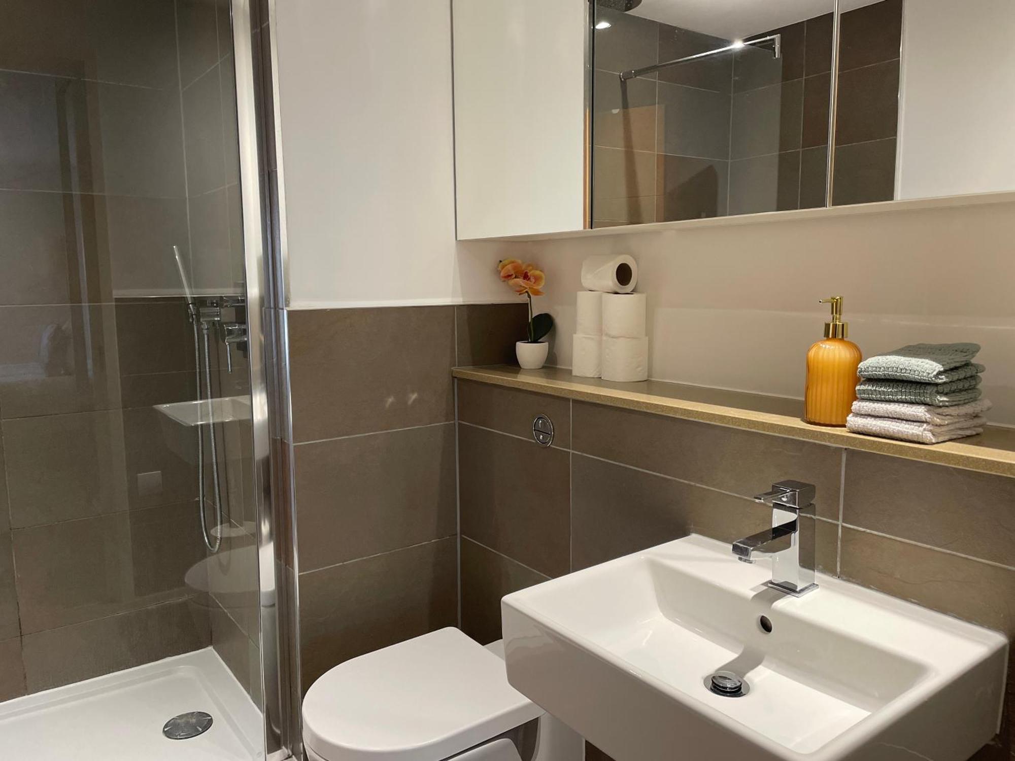 2 Bed, 2 Bath Apartment In Guildford Town Centre With Parking! Exterior foto
